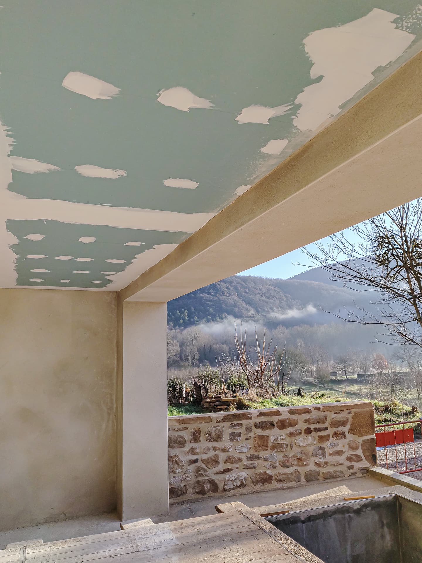 Réalisation de doublage placo sur rampant de toiture