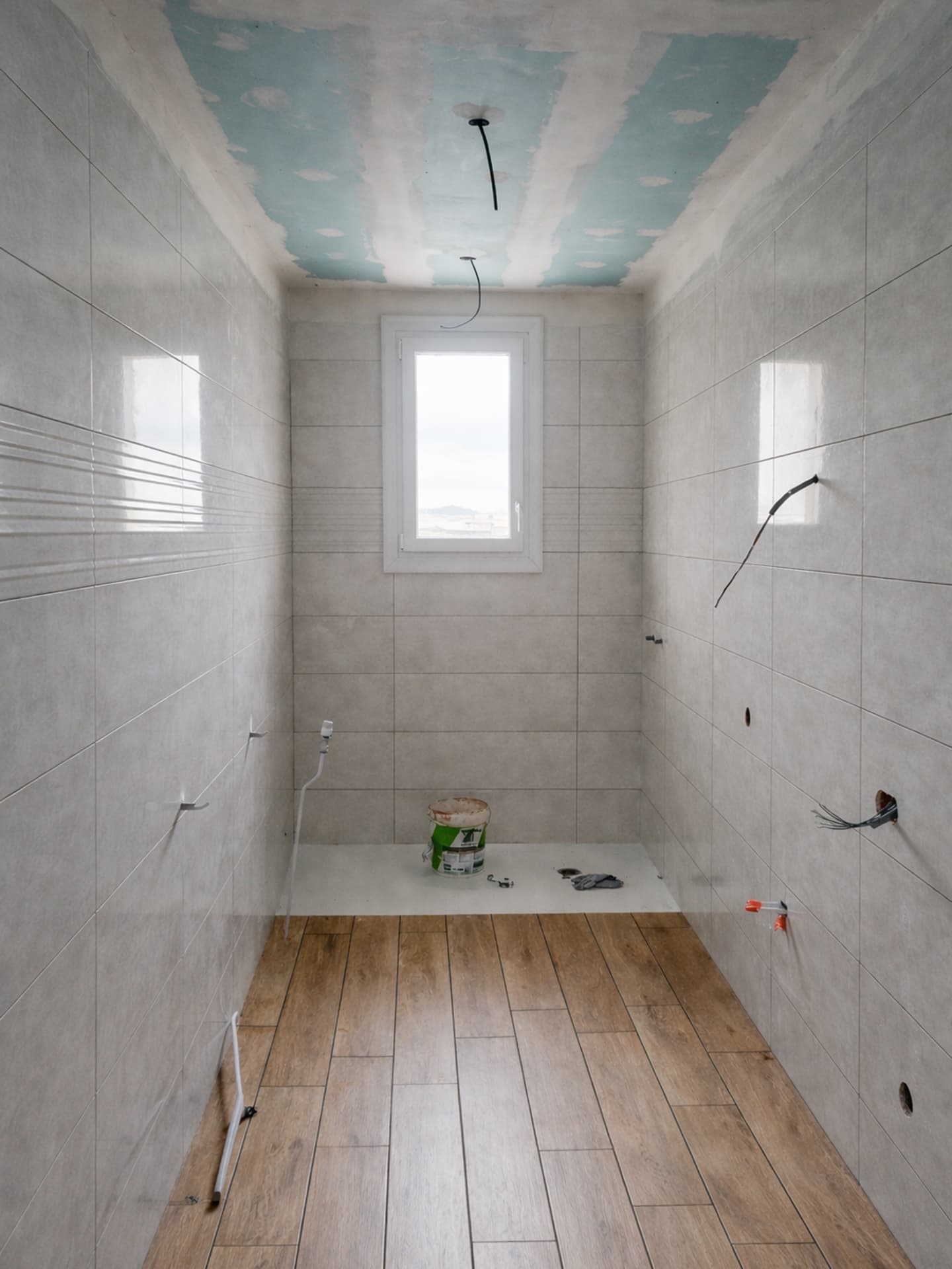 rénovation complète de salle de bain - carrelage murale - revêtement de sol - faux plafond