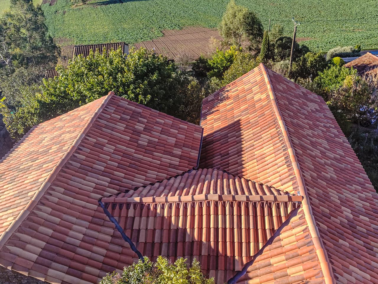 Réfection complète de toiture en tuiles avec zinguerie.