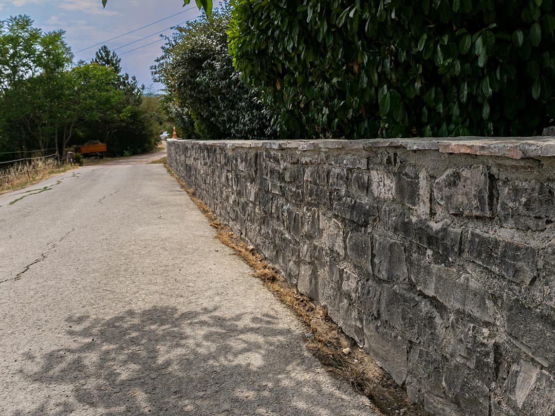 travaux de maçonnerie - Parement de pierre sur muret - St-Jean-D'Alcas - 2026